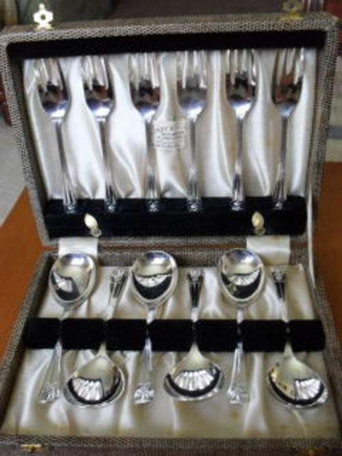 BOXED EP 6 CAKE FORKS AND 6 SPOONS !!!!!!!!