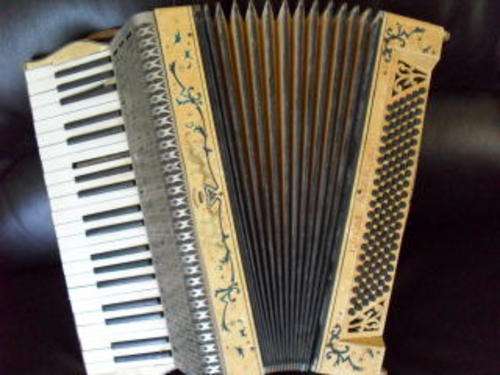 **** A ROYAL STANDARD PIANO-ACCORDIAN ****