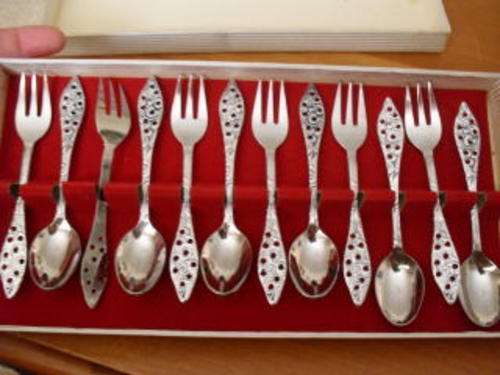 A BOXED SET OF 6X CAKE FORKS+ 6X TEASPOONS MADE IN HOLLAND