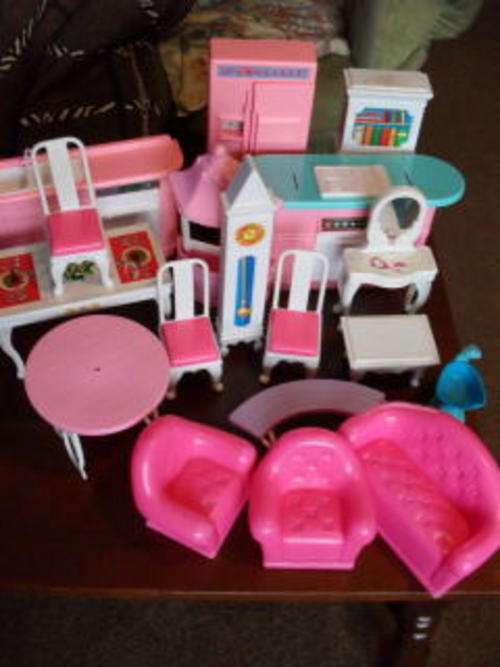 18 PIECES OF LOVELY BARBIE / DOLLS FURNITURE !!!!!! WOW !!!!!
