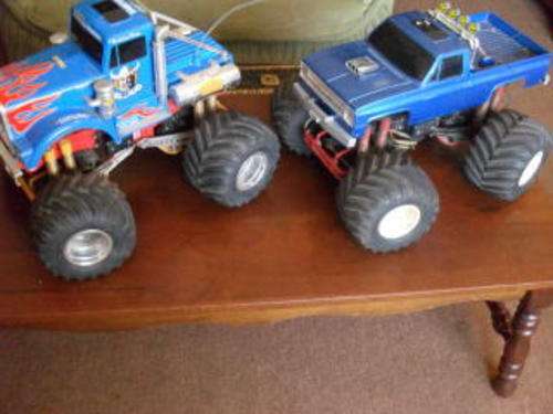 2 X HUUUUUUGE MONSTER REMOTE CONTROL TRUCKS !!!!!!!