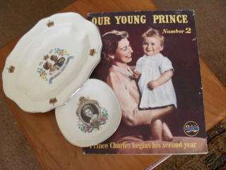 2 X QUEEN ELIZABETH 2 SILVER JUBILEE PLATES AND A BOOK PRINCE CHARLES 2ND YEAR