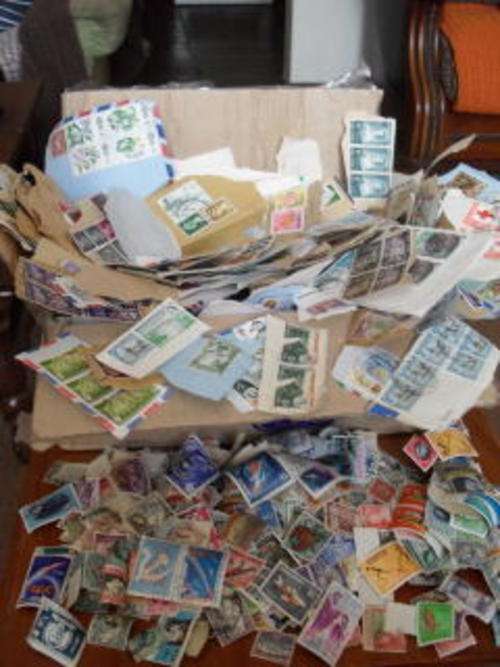 1,000'S OF WORLDWIDE MIXED STAMPS ON PAPER !!!!!!! NICE !!!!!