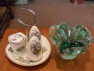A VENETIAN PIECE AND A MIDWINTER SALT/PEPPER/MUSTARD SET