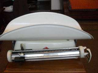 A VINTAGE SECA (GERMANY) 32 POUND ENAMEL BABY SCALE !!!!!!
