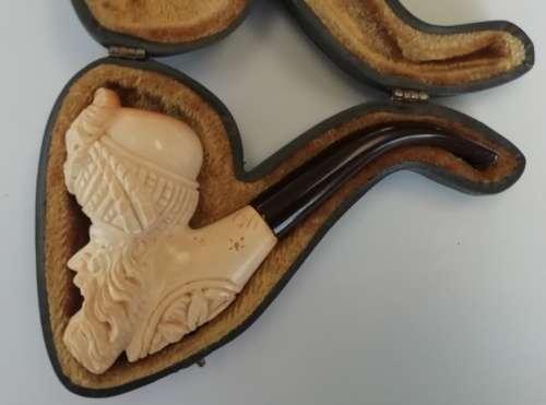 EXQUISITELY CARVED BLOCK MEERSCHAUM SMOKING PIPE WITH FITTED CASE