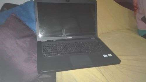 Compac laptop, screen broken but rest still in good condition. 2GB ram, 250GB HD. Windows 7 starter.