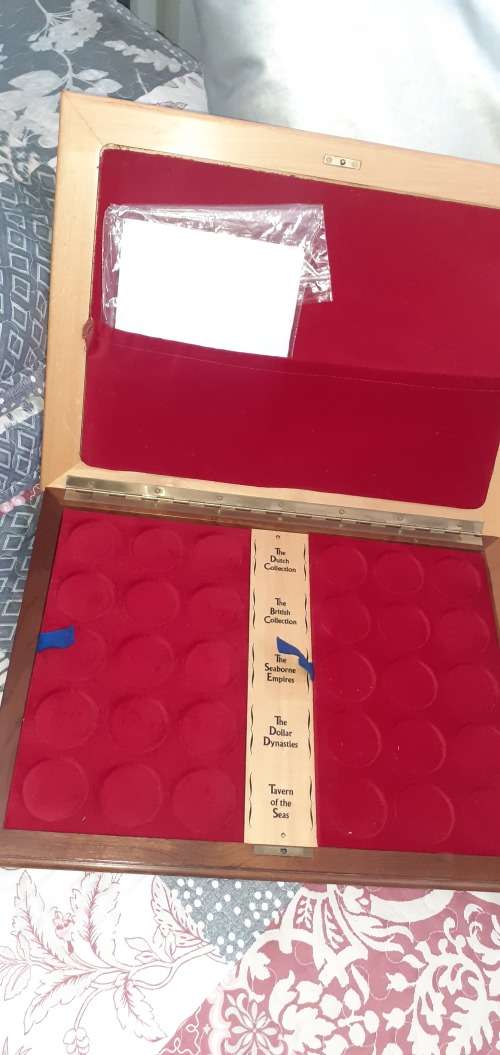 BEAUTIFUL  IMBUIA & YELLOW WOOD COIN CASE