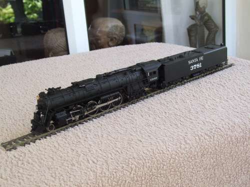 Bachmann HO Scale Santa Fe 4-8-4 locomotive Kadee coupler