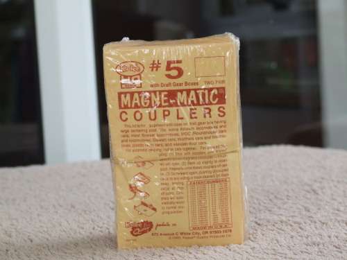 HO Scale Kadee No.5 knuckle couplings: 2 Pairs per packet