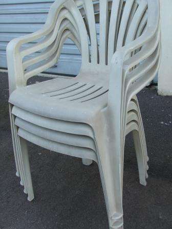 Set of 4 plastic patio chairs