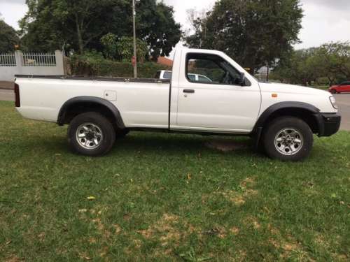 NISSAN HARDBODY 2.4 L 4 X 4