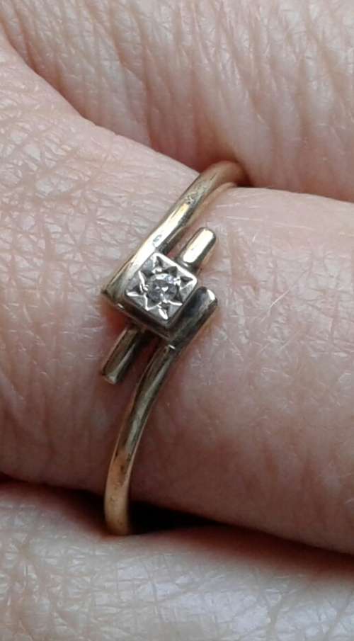 9ct GOLD RING : SMALL DIAMANT : 1,74 GRAM