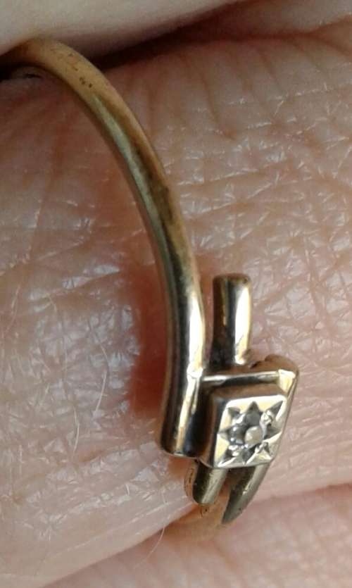 9ct GOLD RING : SMALL DIAMANT : 1,74 GRAM