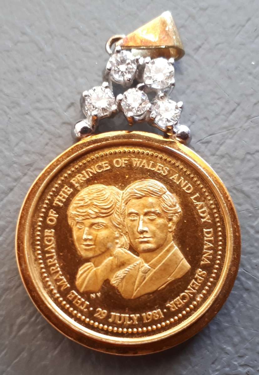 1981 ROYAL WEDDING GOLD 22CT  MEDALLION SET IN 18 CT GOLD  HOLDER : TOTAL MASS 20,59GM