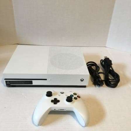 Xbox One S White 1TB + 2 Controllers