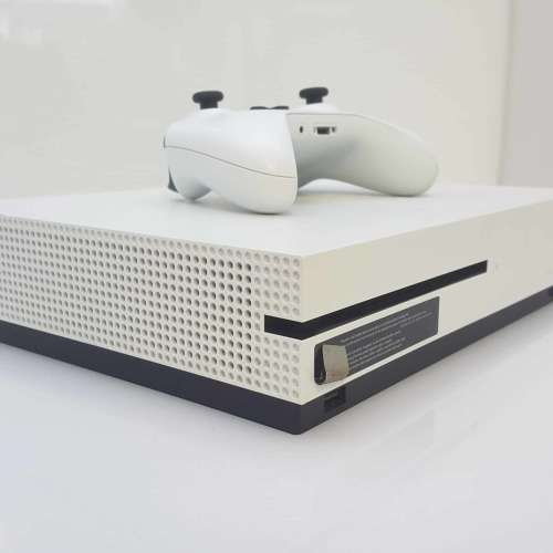 Xbox One S White 1TB + 2 Controllers