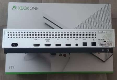 Xbox One S White 1TB + 2 Controllers