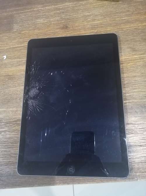 Apple iPad Air 32GB Wi-Fi - Space Grey + R1000 Free Accessories