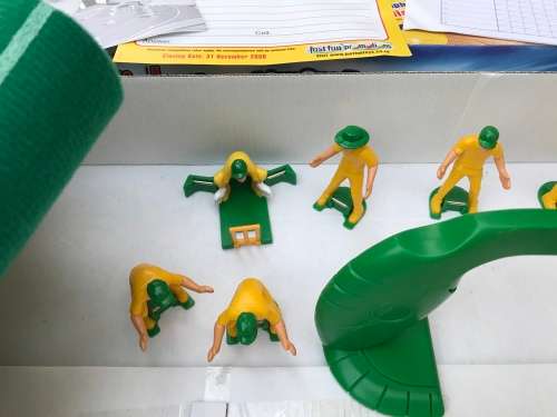 Cricket playing game AB de Villiers - full set good condition