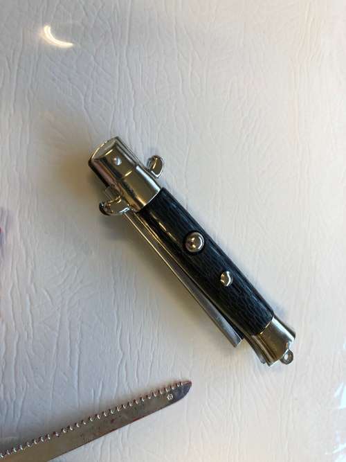 Pretend playing plastic knives - press button turns into comb