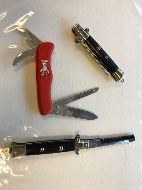 Pretend playing plastic knives - press button turns into comb