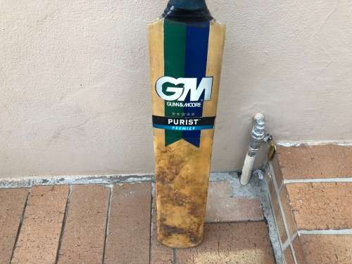 GM Purist - Very nice cricket bat at giveaway price - just needs a new grip - looks like size 5 or 6