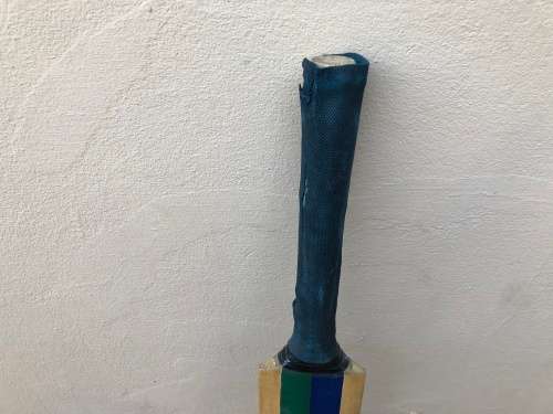 GM Purist - Very nice cricket bat at giveaway price - just needs a new grip - looks like size 5 or 6