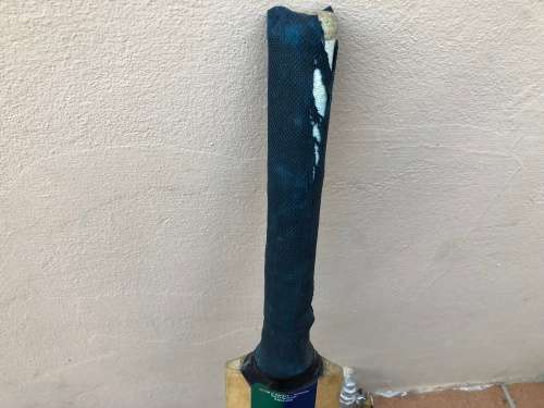 GM Purist - Very nice cricket bat at giveaway price - just needs a new grip - looks like size 5 or 6