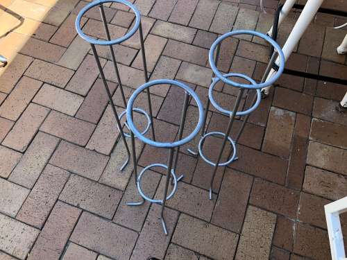 3 x nice steel stands to keep items standing up or for display