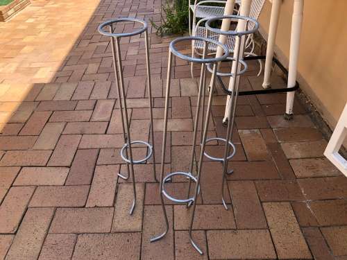 3 x nice steel stands to keep items standing up or for display