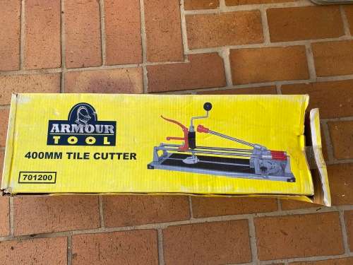 Tile cutting machine