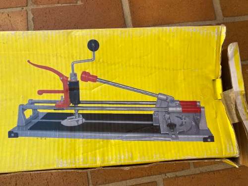 Tile cutting machine