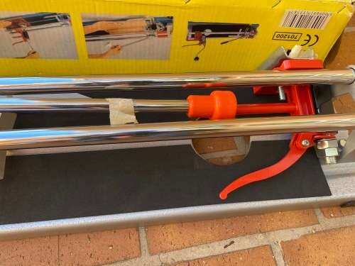 Tile cutting machine