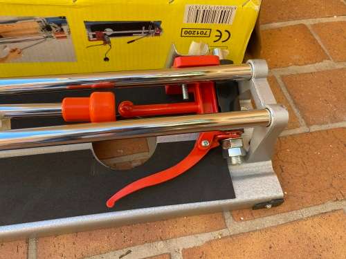 Tile cutting machine