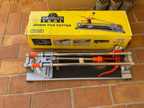 Tile cutting machine