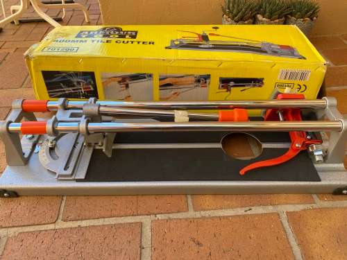 Tile cutting machine