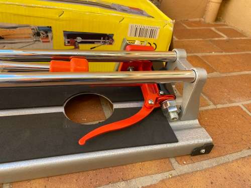 Tile cutting machine