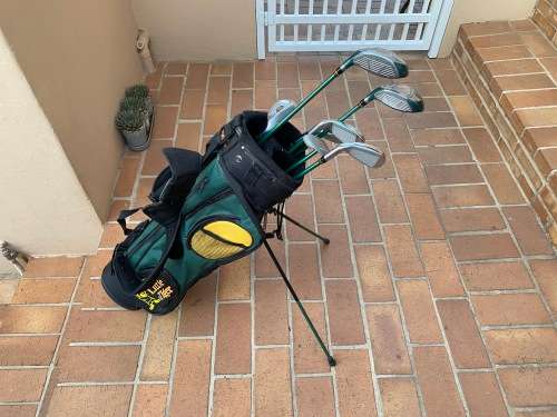 Lovely junior set of golf cubs with bag - 8 to 15 years approximately