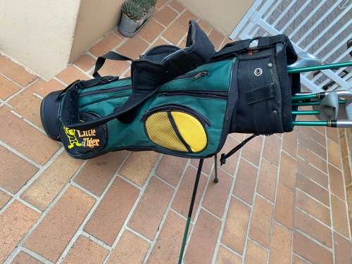 Lovely junior set of golf cubs with bag - 8 to 15 years approximately
