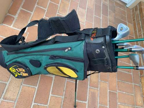Lovely junior set of golf cubs with bag - 8 to 15 years approximately