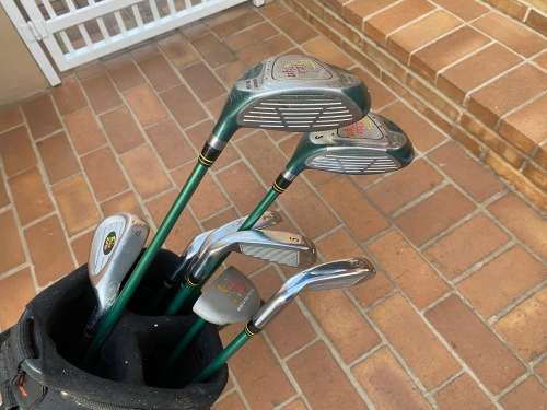 Lovely junior set of golf cubs with bag - 8 to 15 years approximately