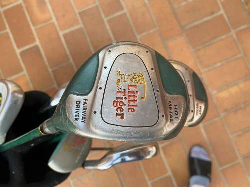 Lovely junior set of golf cubs with bag - 8 to 15 years approximately