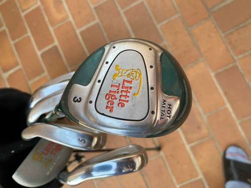 Lovely junior set of golf cubs with bag - 8 to 15 years approximately