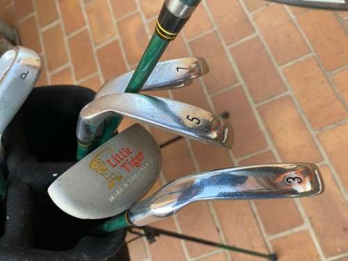 Lovely junior set of golf cubs with bag - 8 to 15 years approximately