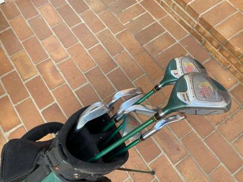 Lovely junior set of golf cubs with bag - 8 to 15 years approximately