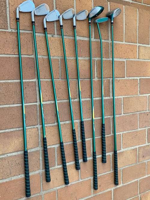 Lovely junior set of golf cubs with bag - 8 to 15 years approximately