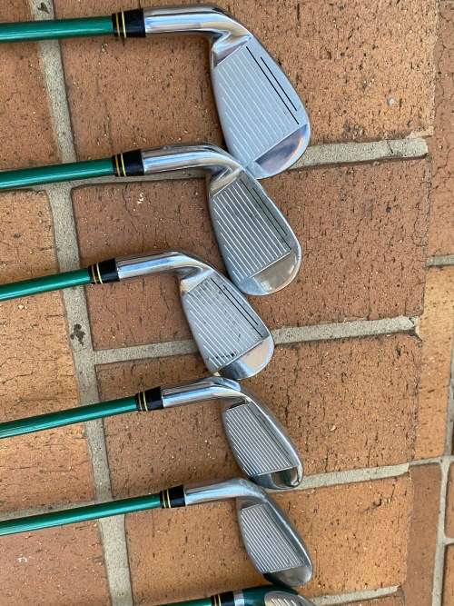 Lovely junior set of golf cubs with bag - 8 to 15 years approximately