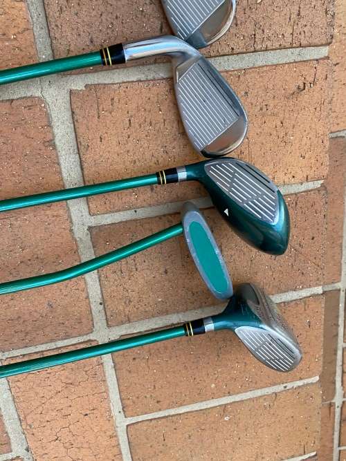 Lovely junior set of golf cubs with bag - 8 to 15 years approximately