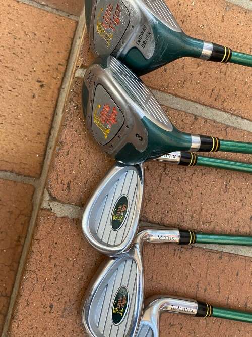 Lovely junior set of golf cubs with bag - 8 to 15 years approximately